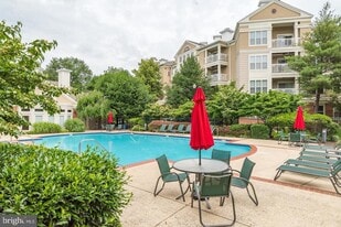 2204 Westcourt Ln in Herndon, VA - Building Photo