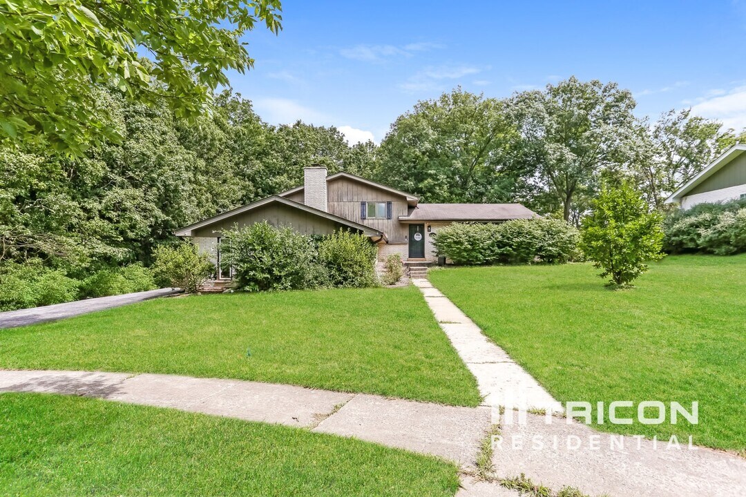 869 Oakwood Dr in Frankfort, IL - Building Photo