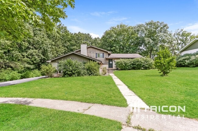 869 Oakwood Dr