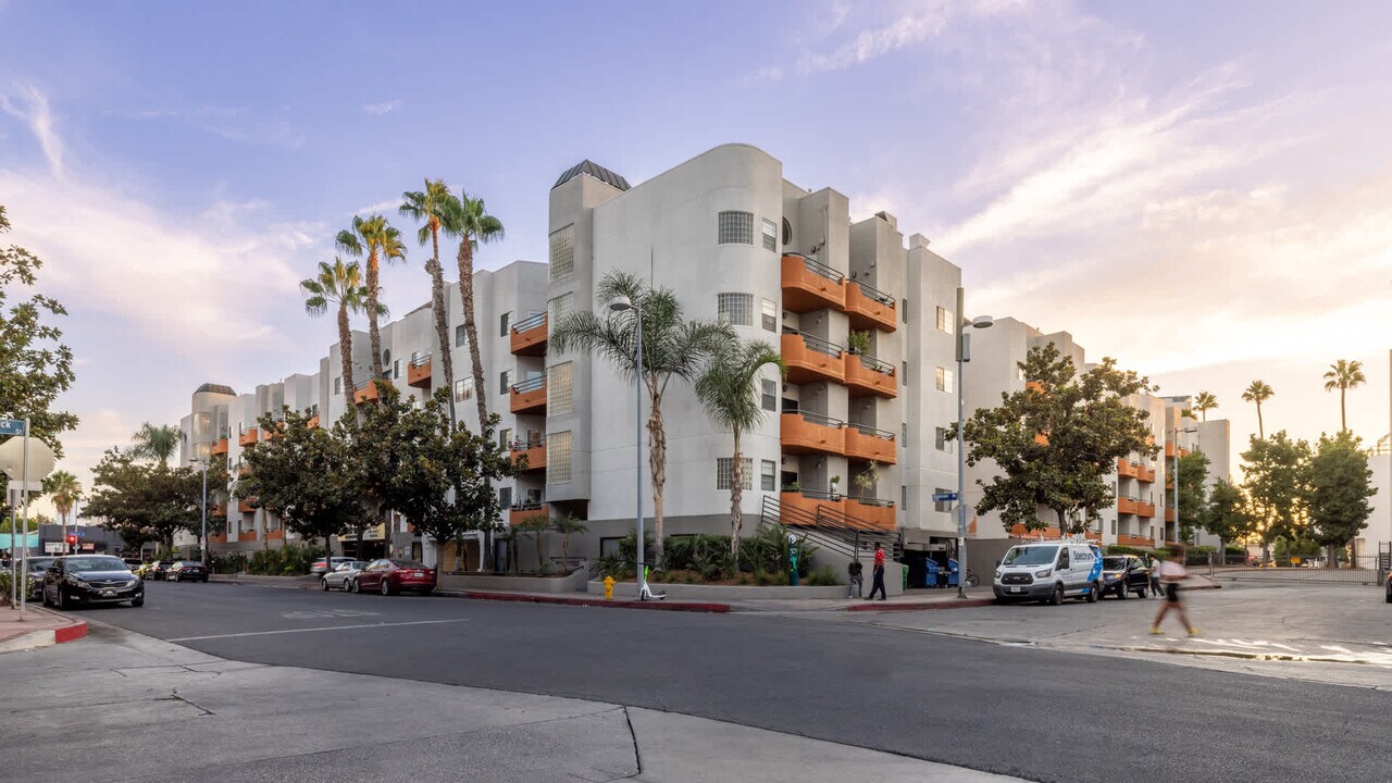 Academy Village in North Hollywood, CA - Foto de edificio