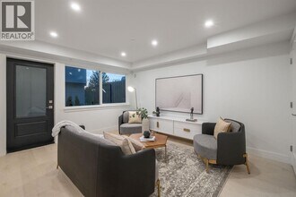 432 1st St E in North Vancouver, BC - Building Photo - Building Photo