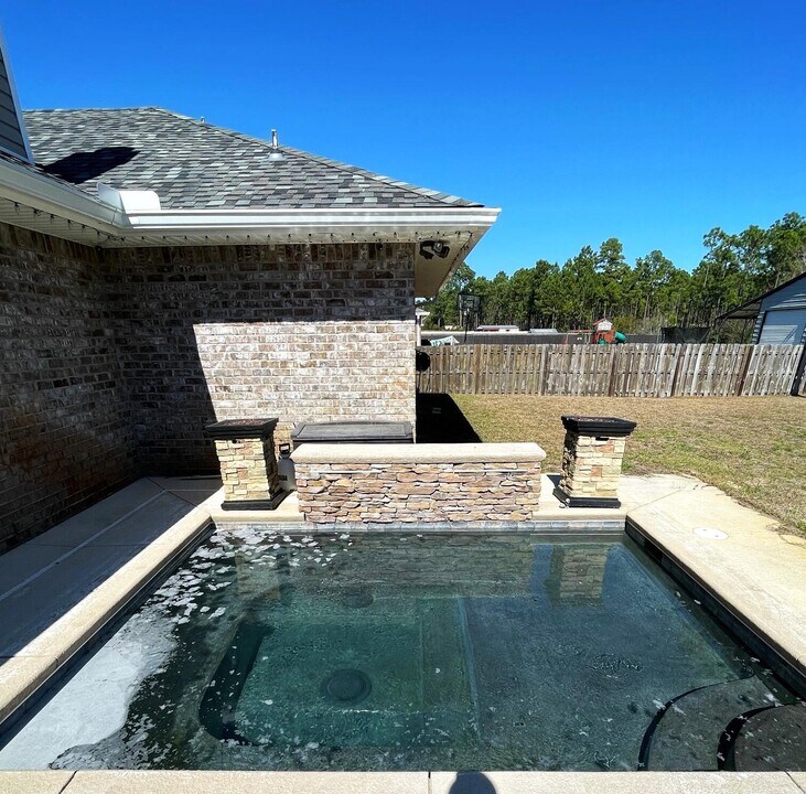 2208 Smallwood Dr in Navarre, FL - Building Photo