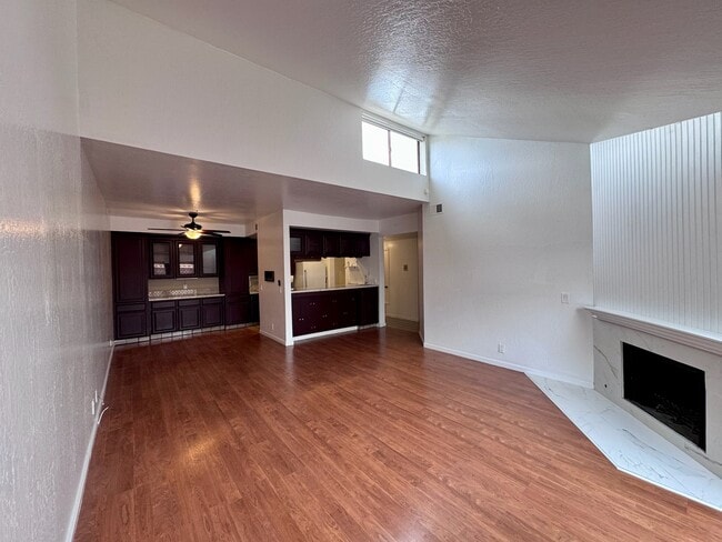 25912 Hayward Blvd, Unit 304 in Hayward, CA - Foto de edificio - Building Photo