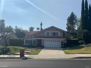 11521 Doral Ave in Los Angeles, CA - Foto de edificio - Building Photo