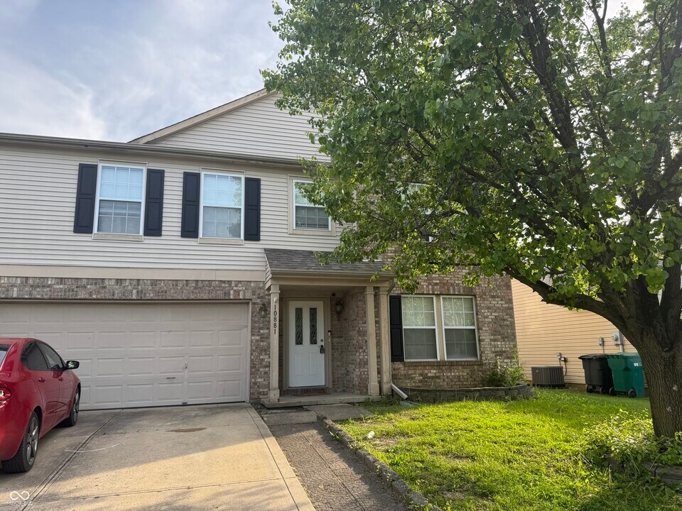 10881 Clear Spring Dr in Camby, IN - Building Photo