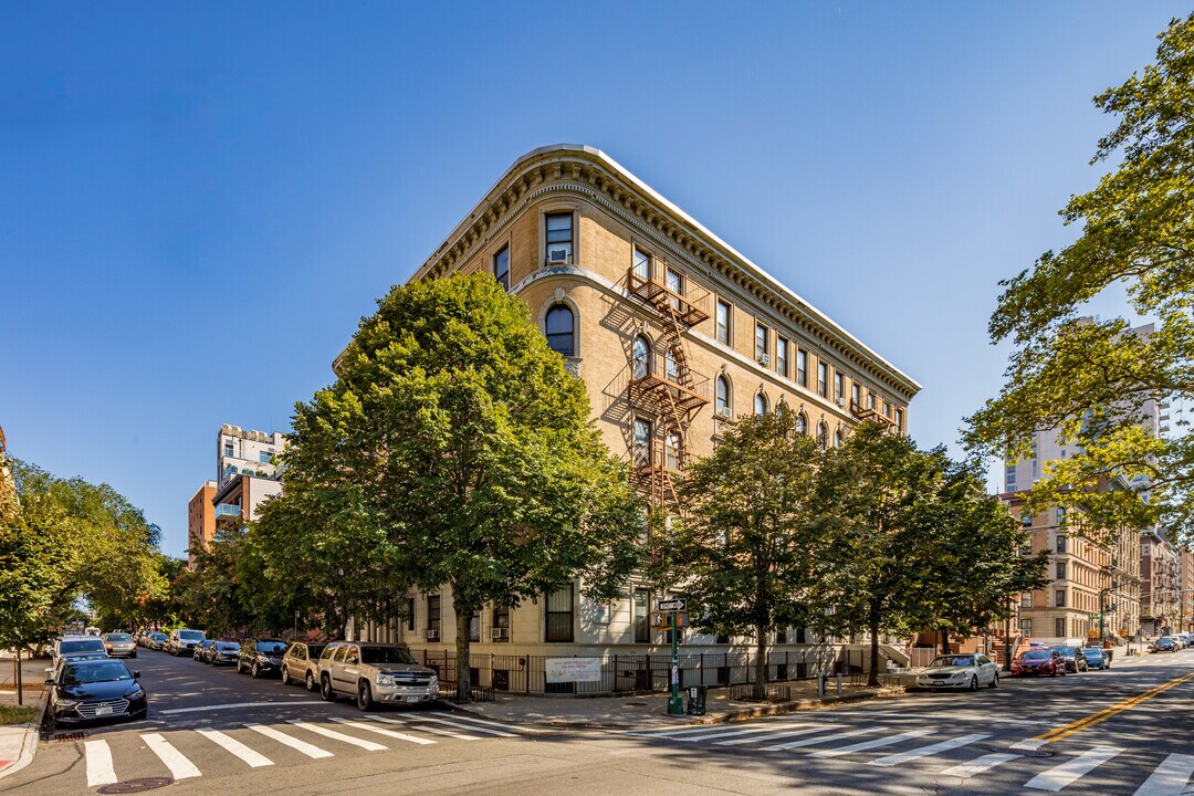 300 Manhattan Ave in New York, NY - Building Photo