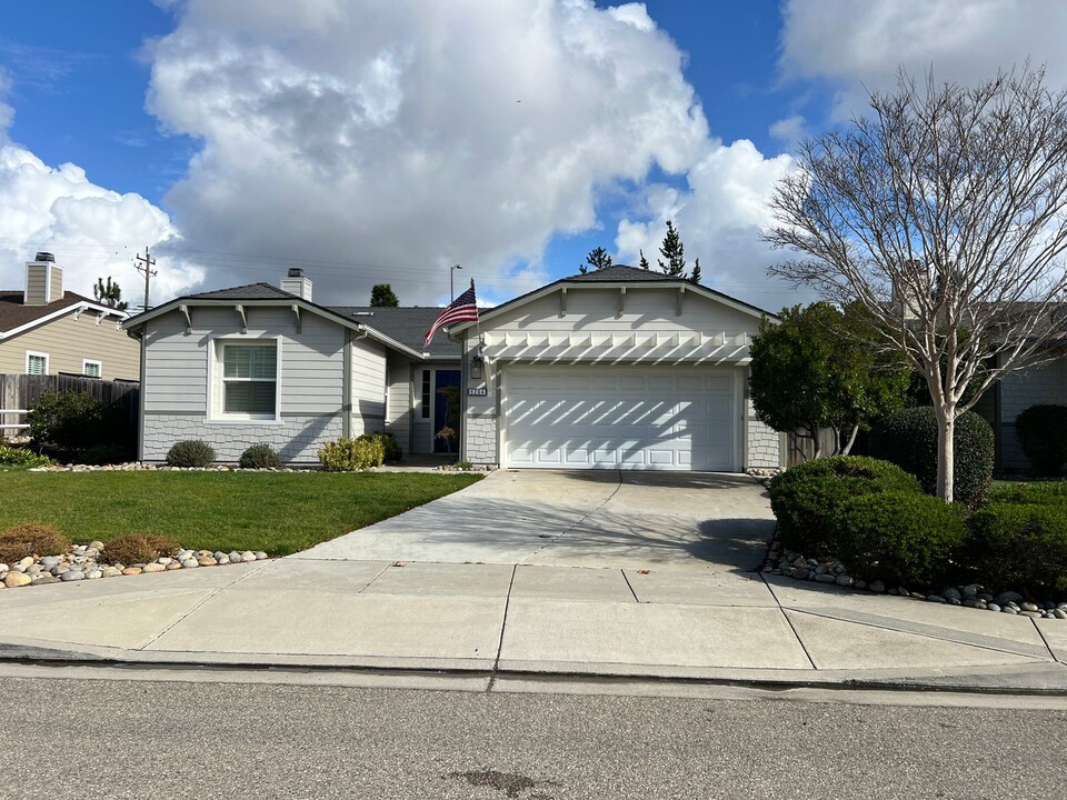 5264 Southcreek Ct in Santa Maria, CA - Building Photo