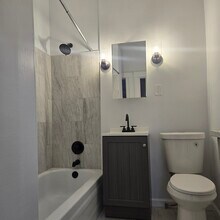 4528 Van Dyke St, Unit Upper Unit in Detroit, MI - Foto de edificio - Building Photo