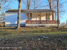 8 Freehold Mills Dr in Freehold, NY - Building Photo