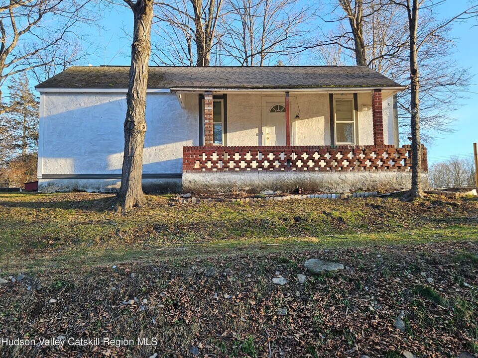 8 Freehold Mills Dr in Freehold, NY - Building Photo