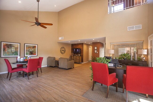 Paradise Foothills Apartment Homes in Phoenix, AZ - Foto de edificio - Building Photo