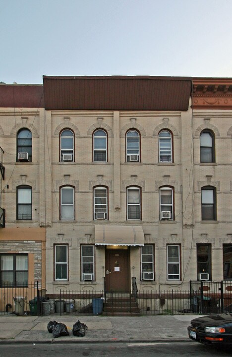 815 Knickerbocker Ave in Brooklyn, NY - Building Photo