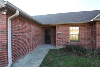 326 Village Court in Chandler, TX - Foto de edificio - Building Photo