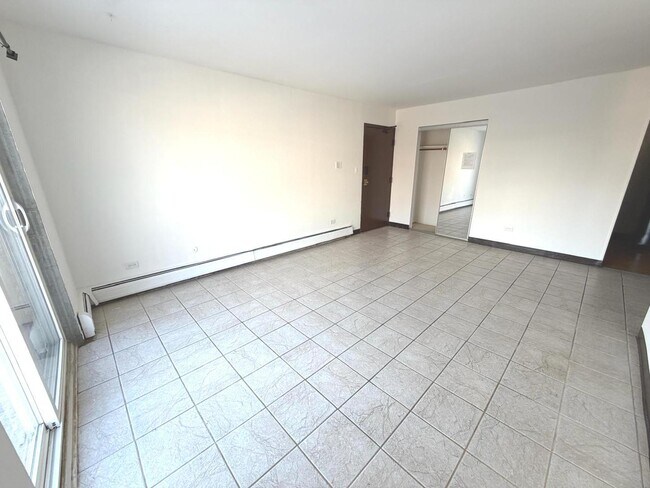 256 Shorewood Dr in Glendale Heights, IL - Building Photo - Building Photo