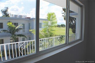 321 S Shore Dr, Unit 5 in Miami Beach, FL - Building Photo