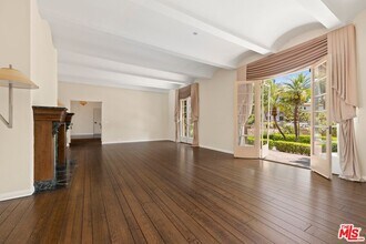 1029 Chevy Chase Dr in Beverly Hills, CA - Building Photo - Building Photo