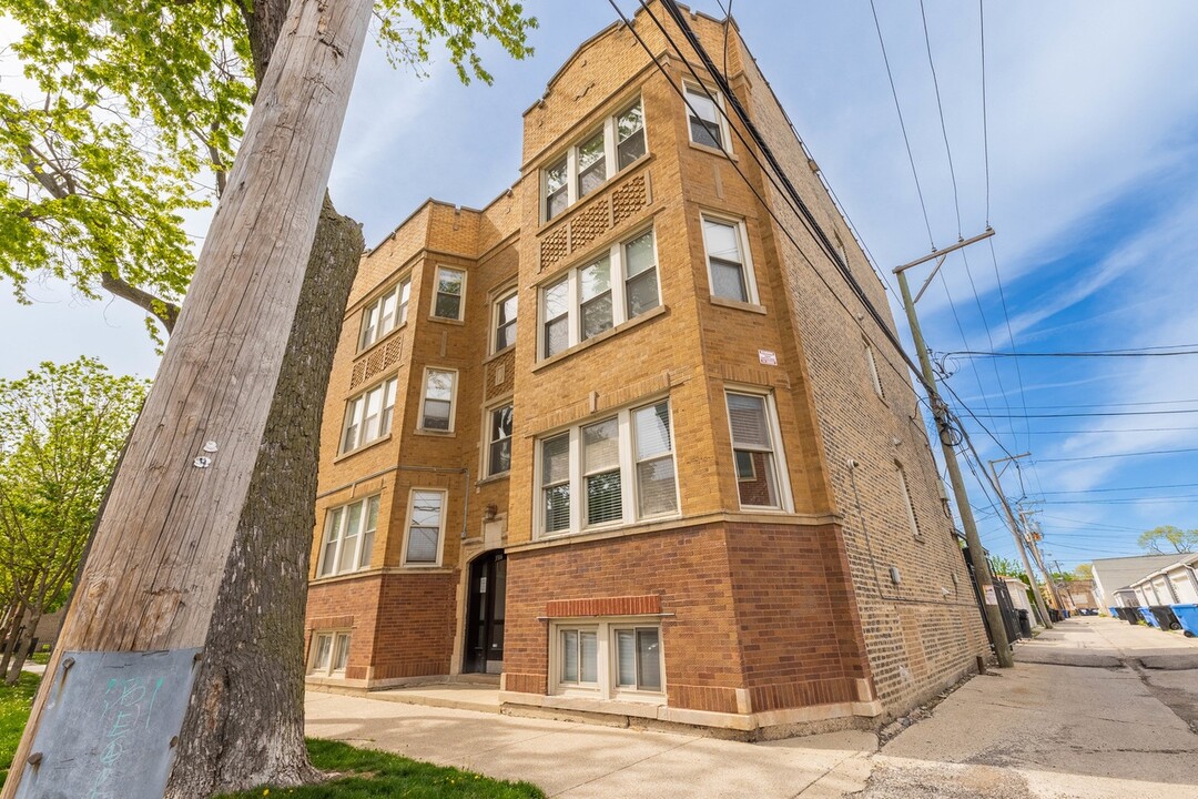 3914 W Cortland St, Unit 2 in Chicago, IL - Building Photo