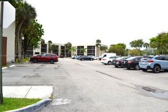 8005 SW 107th Ave in Miami, FL - Building Photo - Building Photo