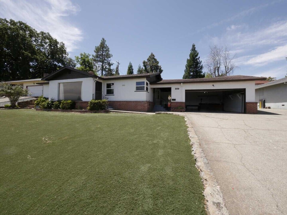 209 Schober Ave in Jackson, CA - Building Photo