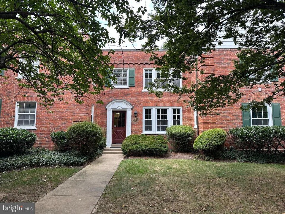 1816 Queens Ln in Arlington, VA - Building Photo
