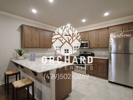 1900 E Brookview Cir in Siloam Springs, AR - Building Photo