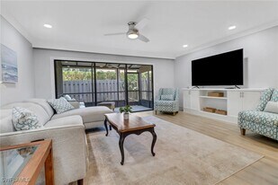 790 Meadowland Dr in Naples, FL - Building Photo