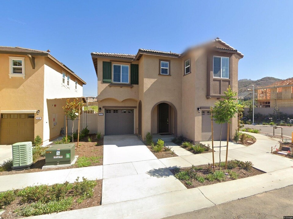 264 Windsor Grey Wy in Fallbrook, CA - Building Photo
