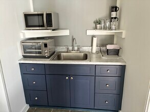 1308 E Washington Ave, Unit 1 in Navasota, TX - Foto de edificio - Building Photo