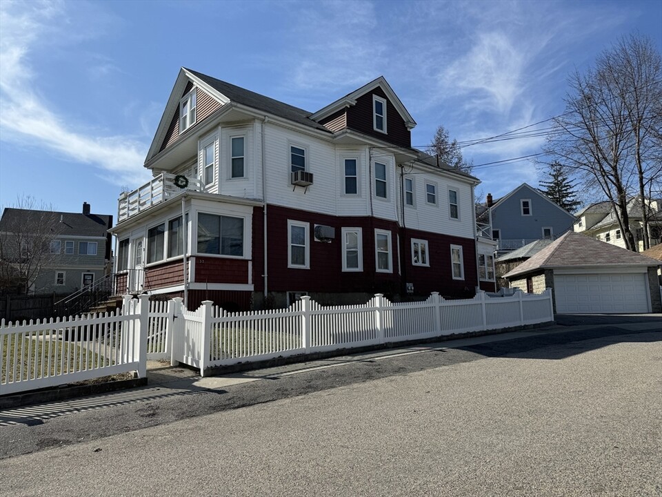 32 Lloyd Rd in Watertown, MA - Building Photo