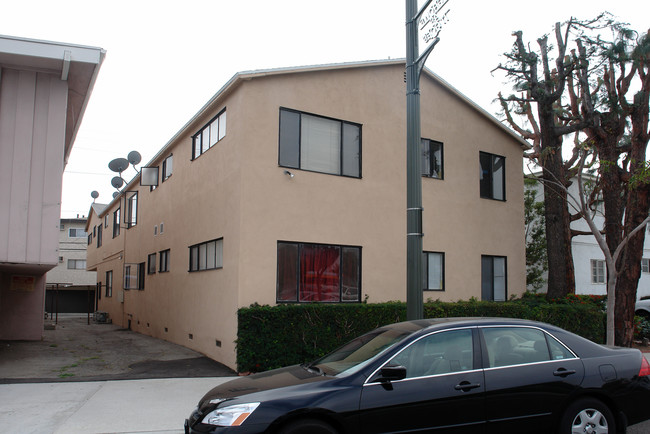 10920 Santa Monica Blvd in Los Angeles, CA - Foto de edificio - Building Photo