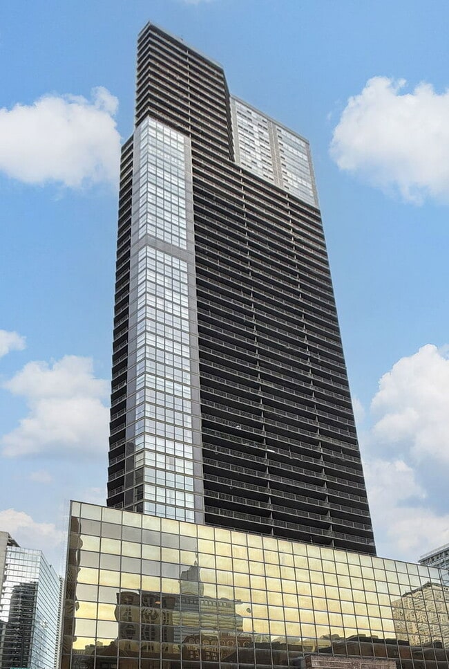 10 E Ontario St in Chicago, IL - Building Photo - Building Photo