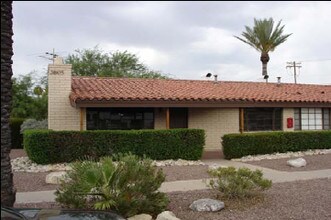 Desert Club Apartments in Tucson, AZ - Foto de edificio - Building Photo