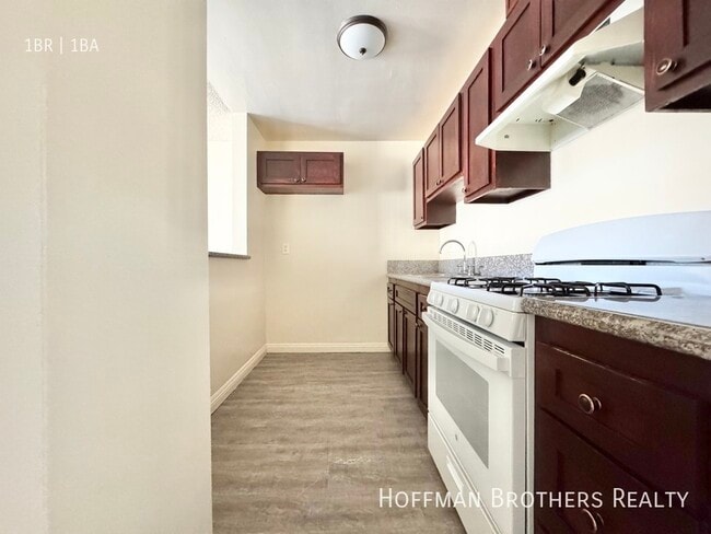 20339 Saticoy St in Los Angeles, CA - Foto de edificio - Building Photo