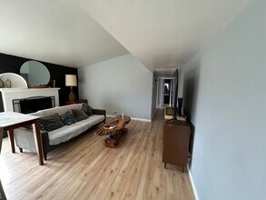 2109 E Lemmon Way in Hanford, CA - Building Photo - Building Photo