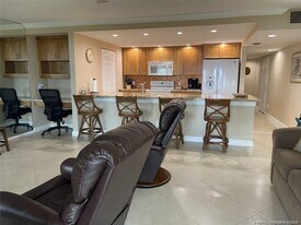 264 NE Edgewater Dr in Stuart, FL - Building Photo