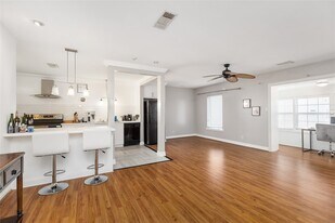 2824 Briarhurst Dr in Houston, TX - Building Photo