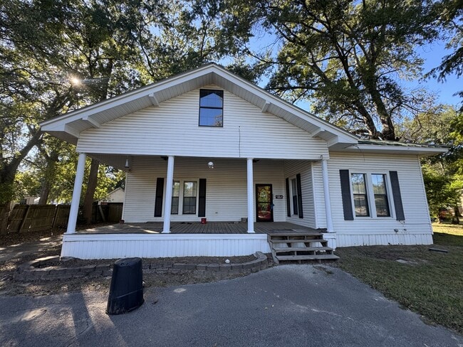 property at 608 N Montgomery St
