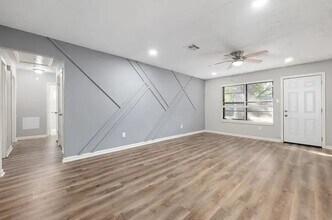 9806 Thrush St in La Porte, TX - Foto de edificio - Building Photo