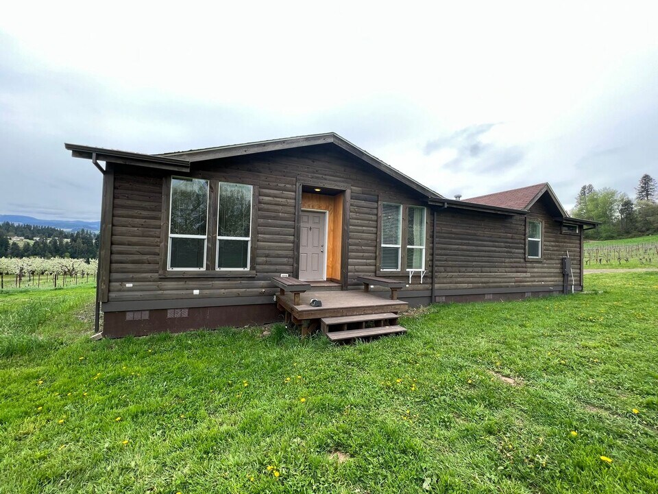 3780 Blackburn Dr in Hood River, OR - Building Photo
