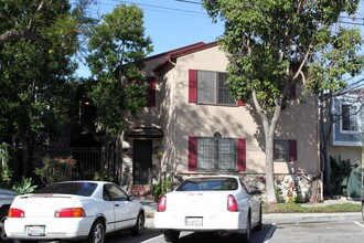 319 Bonito Ave in Long Beach, CA - Foto de edificio - Building Photo