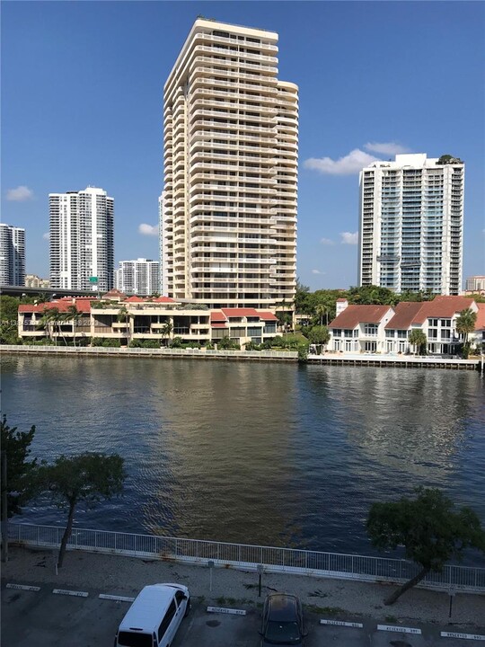 19390 Collins Ave, Unit 525 in Sunny Isles Beach, FL - Building Photo