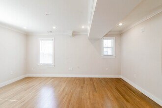 14 Atkins St, Unit 1 in Boston, MA - Foto de edificio - Building Photo