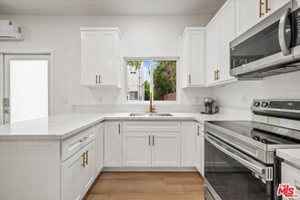1091 1/2 S Mansfield Ave in Los Angeles, CA - Building Photo - Building Photo