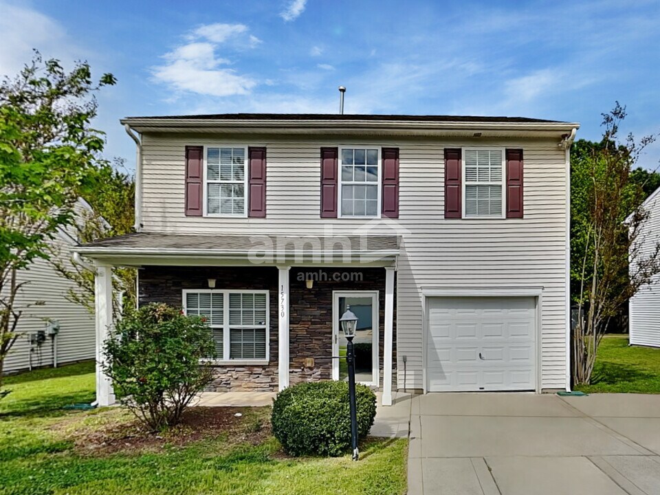 15730 Lakepoint Forest Dr in Charlotte, NC - Building Photo