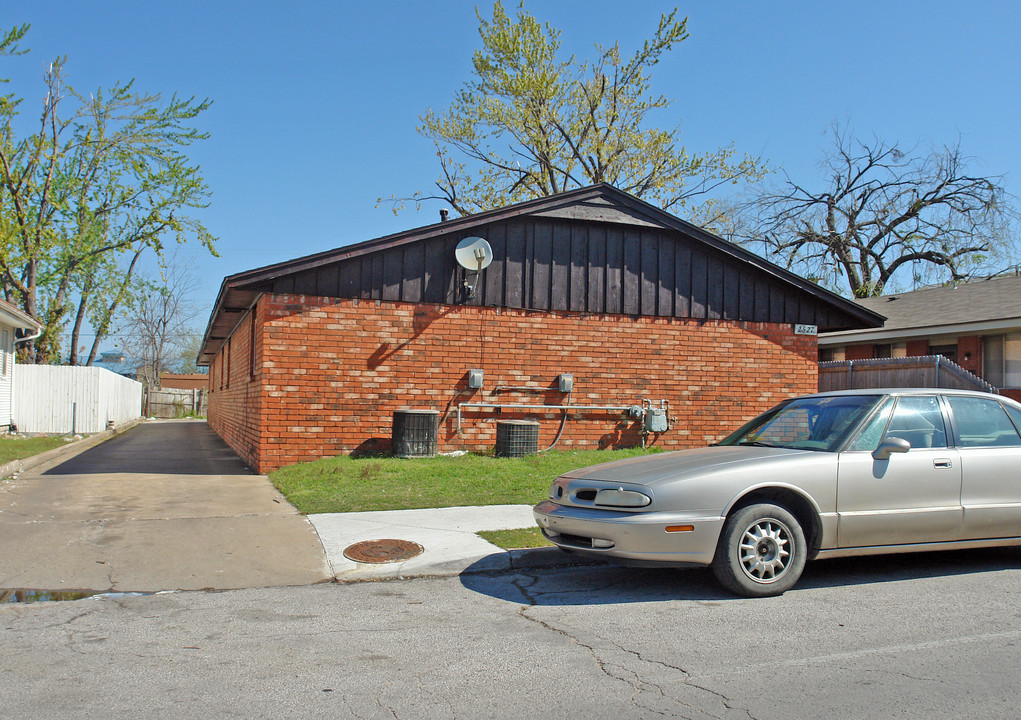 2527 E 6th St in Tulsa, OK - Building Photo