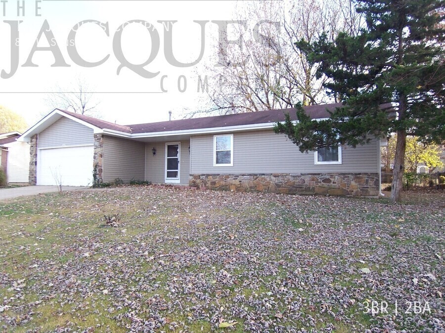 836 W Sunset St in Springfield, MO - Building Photo