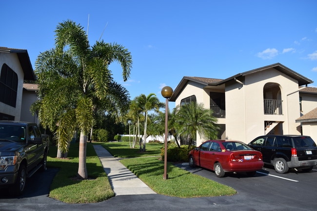 10011 Maddox Ln, Unit A201 in Bonita Springs, FL - Building Photo - Building Photo