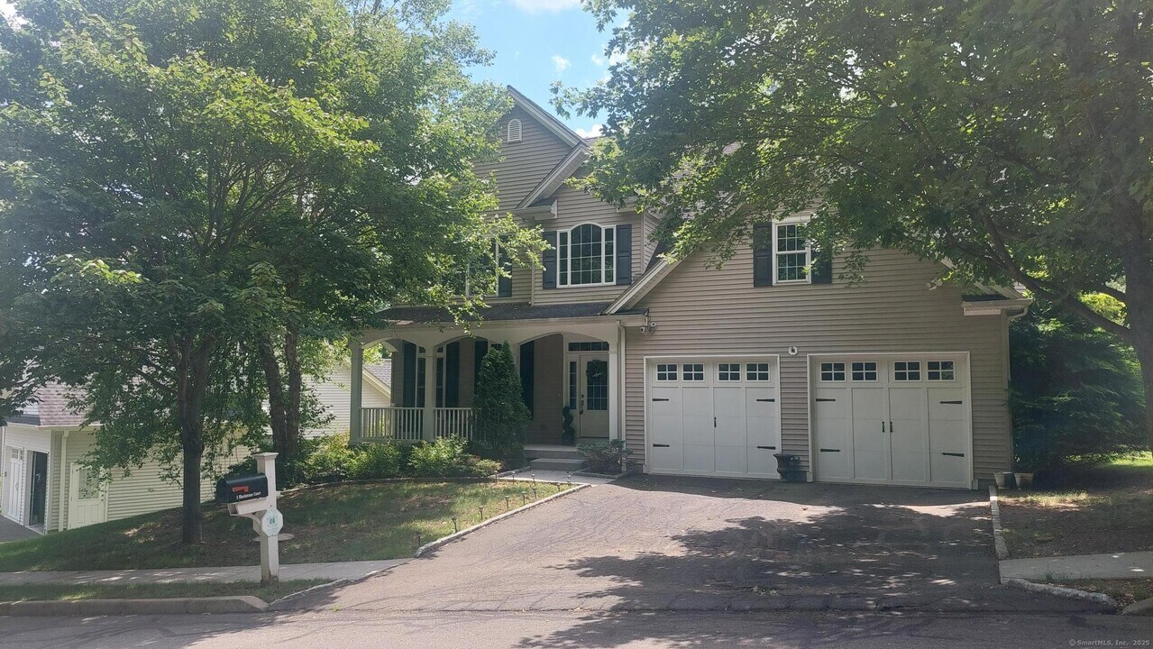 2 Blackstone Ct in Danbury, CT - Building Photo