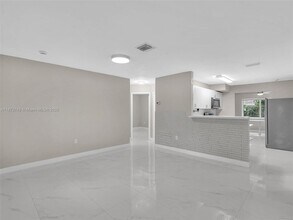 6800 Raleigh St in Hollywood, FL - Foto de edificio - Building Photo