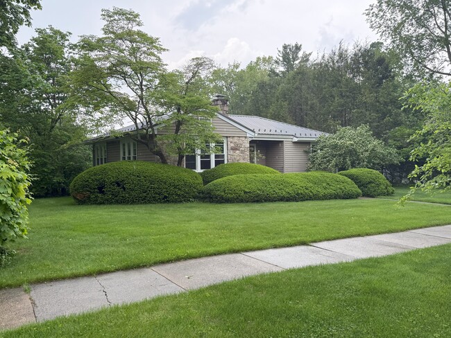 403 E Mitchell Ave in State College, PA - Building Photo - Building Photo